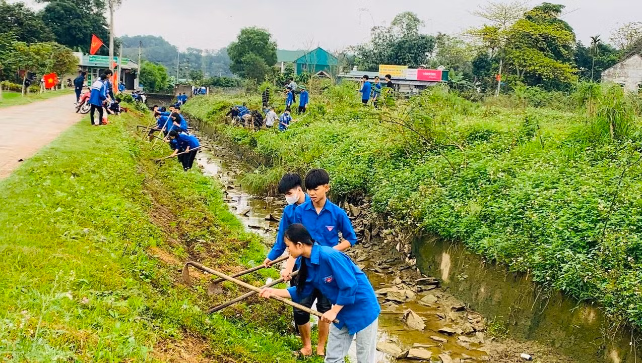 Các đoàn viên thanh niên ra quân nạo vét kênh mương nội đồng, làm sạch, đẹp các con đường làng quê, bồn hoa cây cảnh, công trình thanh niên.