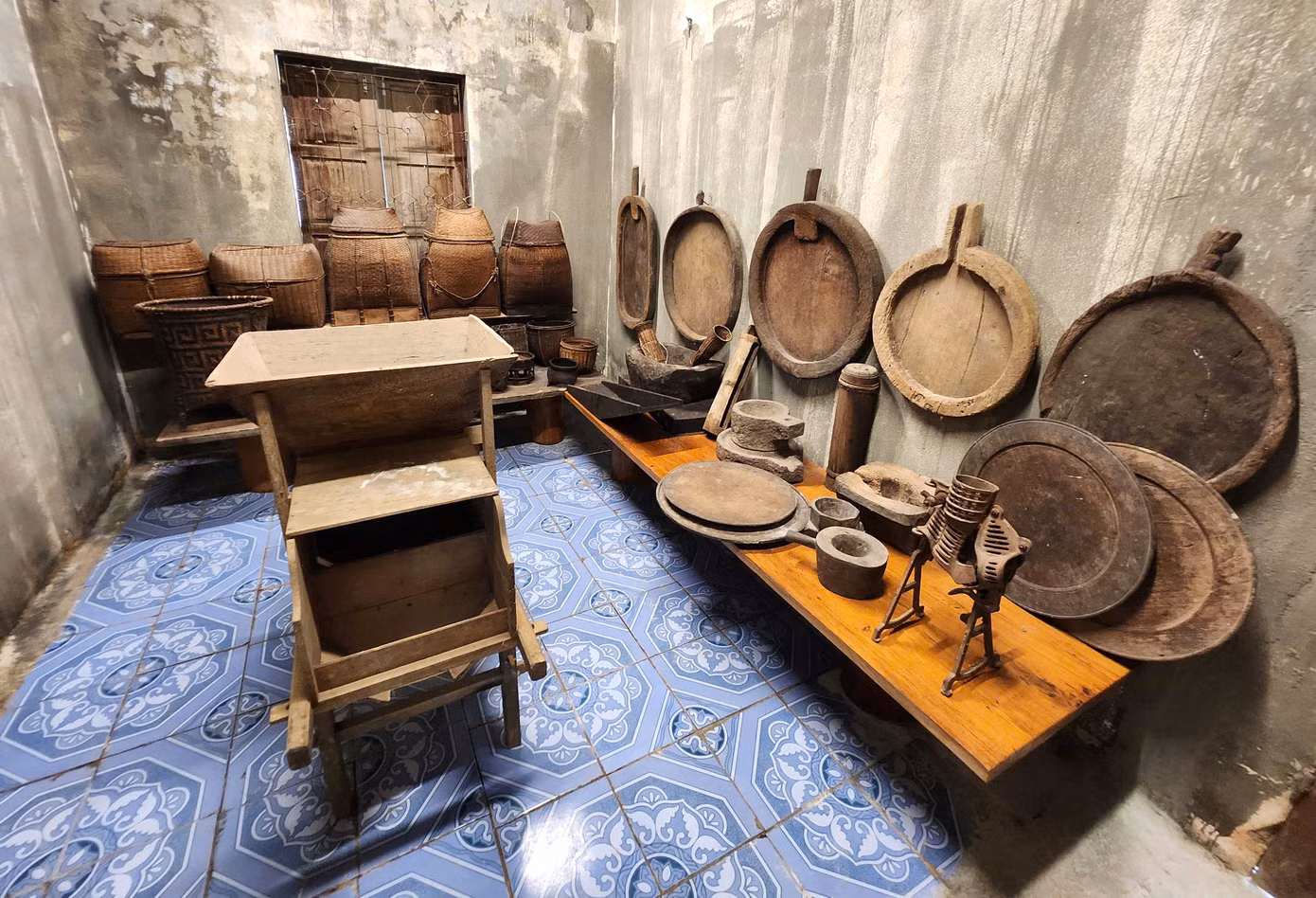 Trong “bảo tàng” của nữ nghệ nhân này có đầy đủ hiện vật từ đơn sơ, các đồ dùng hàng ngày như mâm, cối, giỏ đựng…