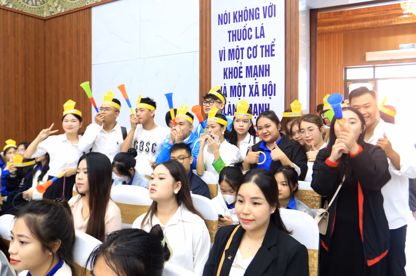 Phía dưới, các cổ động viên nhiệt tình cổ vũ cho các đội thi.