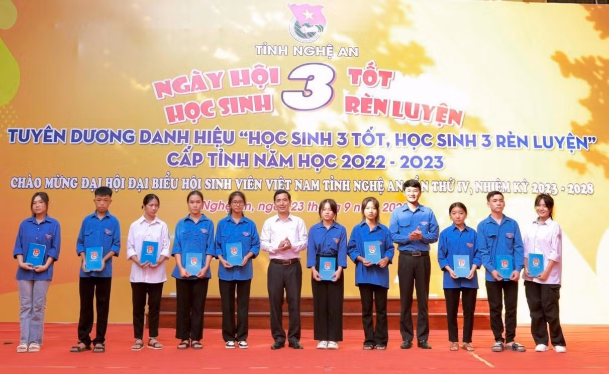 Những suất quà động viên đến các em học sinh có hoàn cảnh khó khăn.