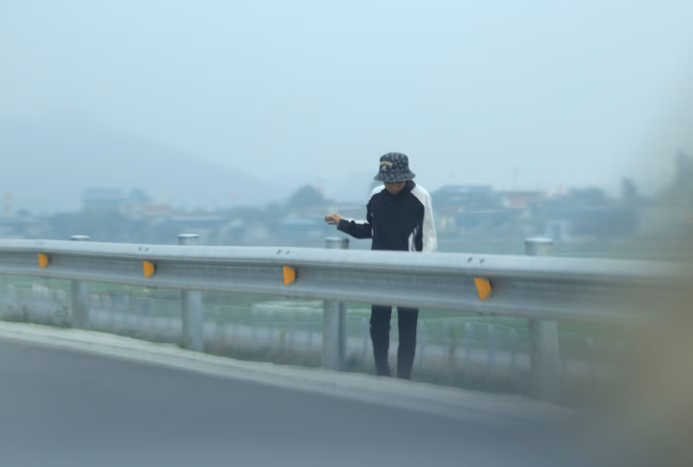 Dù tuyến cao tốc có hành lang bằng tấm thép cỡ lớn rào bao quanh phía ngoài. Tuy nhiên thỉnh thoảng vẫn có người, trâu bò xâm nhập sát vào các dãy hộ lan của làn cao tốc, tiềm ẩn nguy cơ tai nạn giao thông.