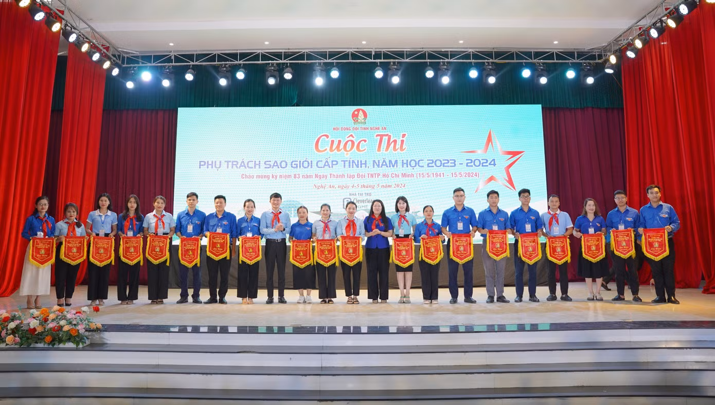 Ban tổ chức cuộc thi tặng cờ lưu niệm cho đại diện các đoàn tham gia cuộc thi.