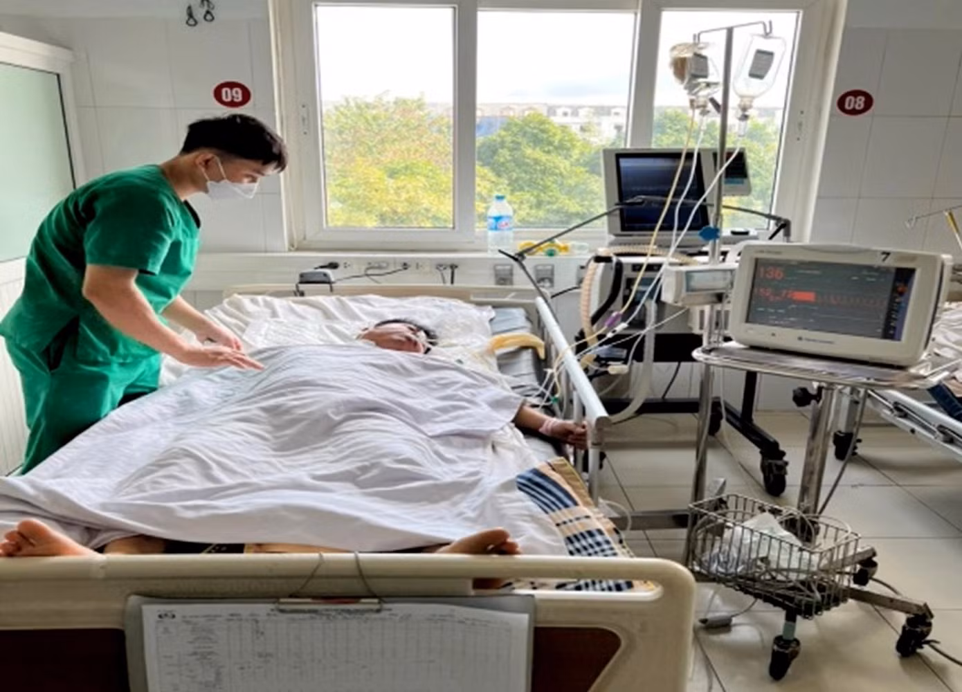 Bệnh nhân B. được đưa vào nhập viện trong tình trạng hôn mê, ngộ độc nặng.