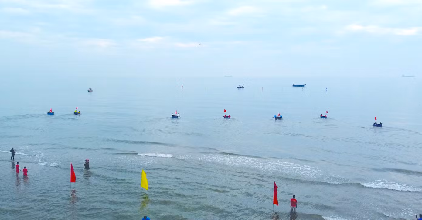 Mỗi lượt thi đấu, các đội sẽ chèo thuyền mủng trên quãng đường biển 600m bao gồm cả chiều đi và về.