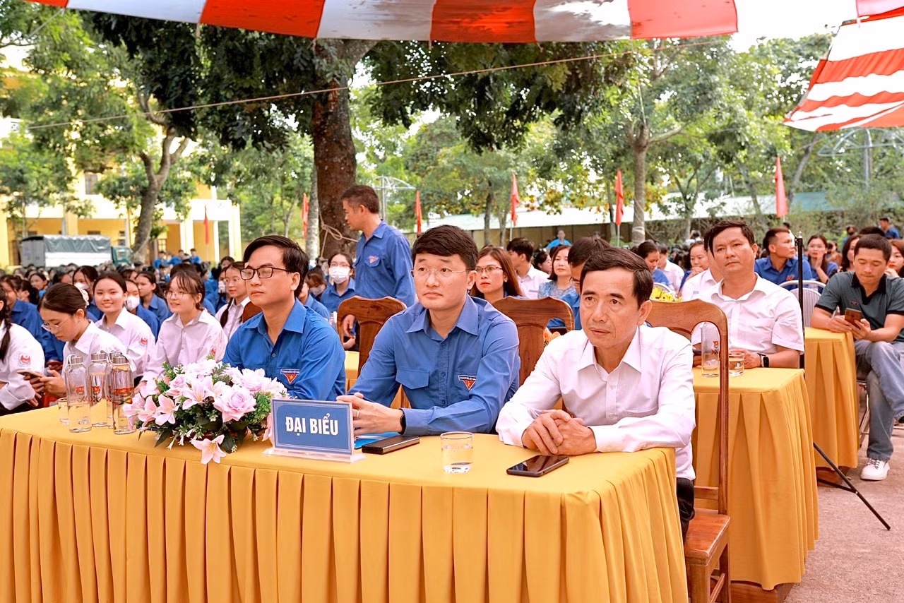 Các đại biểu và học sinh dự Lễ tuyên dương “Học sinh 3 tốt, Học sinh 3 rèn luyện”.