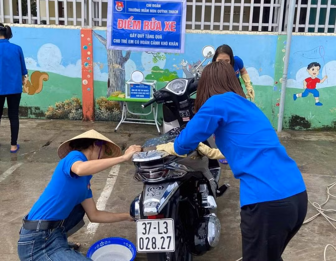 Tuy điểm rửa xe chỉ mới được lập ra nhưng nhờ có nhiều phụ huynh, người dân ủng hộ nên các đoàn viên đã thu về được cả triệu đồng ủng hộ vào quỹ.