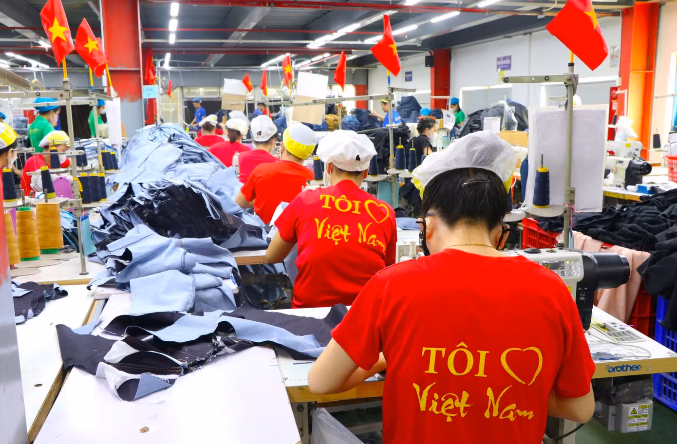 Thông điệp Tôi yêu Việt Nam được thể hiện ngay trên mặt sau của những chiếc áo cờ đỏ sao vàng.