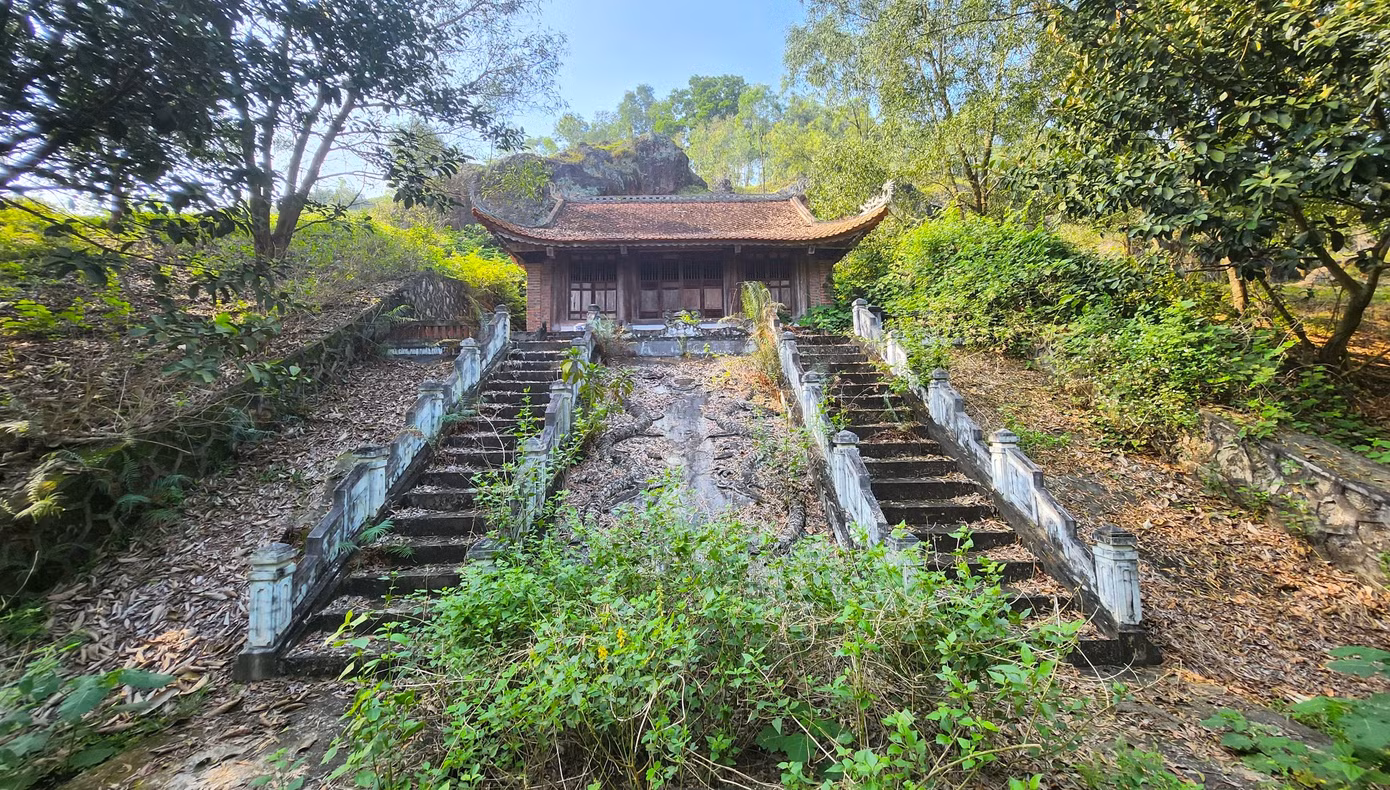 Một cơ sở tôn giáo bị bỏ hoang ngay dưới lưng chừng chân núi Lam Thành.