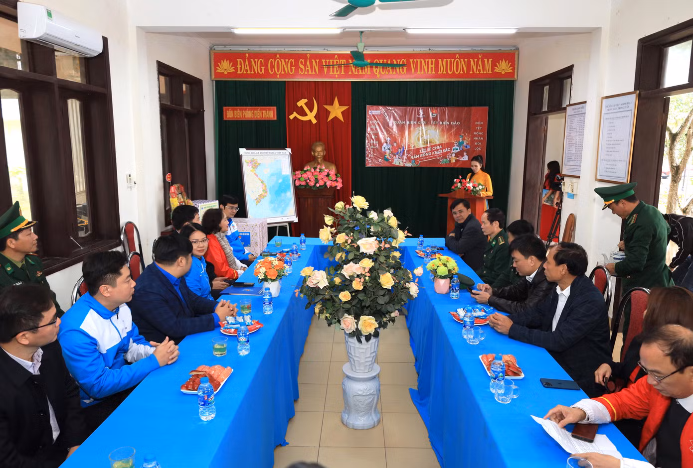 Sau khi tặng quà cho người dân, các công nhân lao động bị mất việc làm, đoàn công tác tiếp tục đến thăm và chúc Tết Đồn Biên phòng Diễn Thành (xã Diễn Thành, huyện Diễn Châu, Nghệ An).