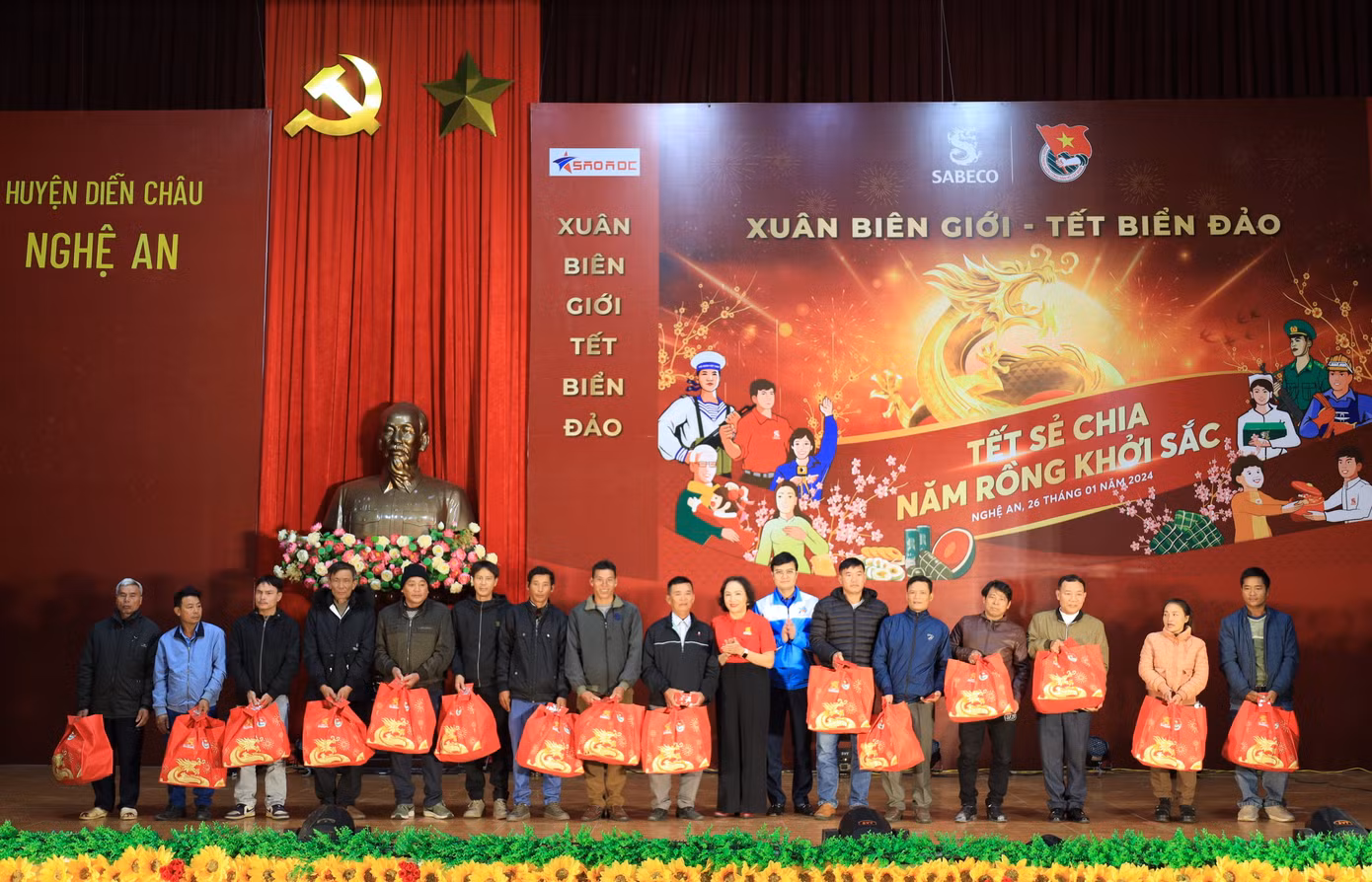 Tại chương trình, ban tổ chức đã trao tặng 350 suất quà Tết dành cho 175 công nhân lao động bị mất việc làm và 175 ngư dân khó khăn.