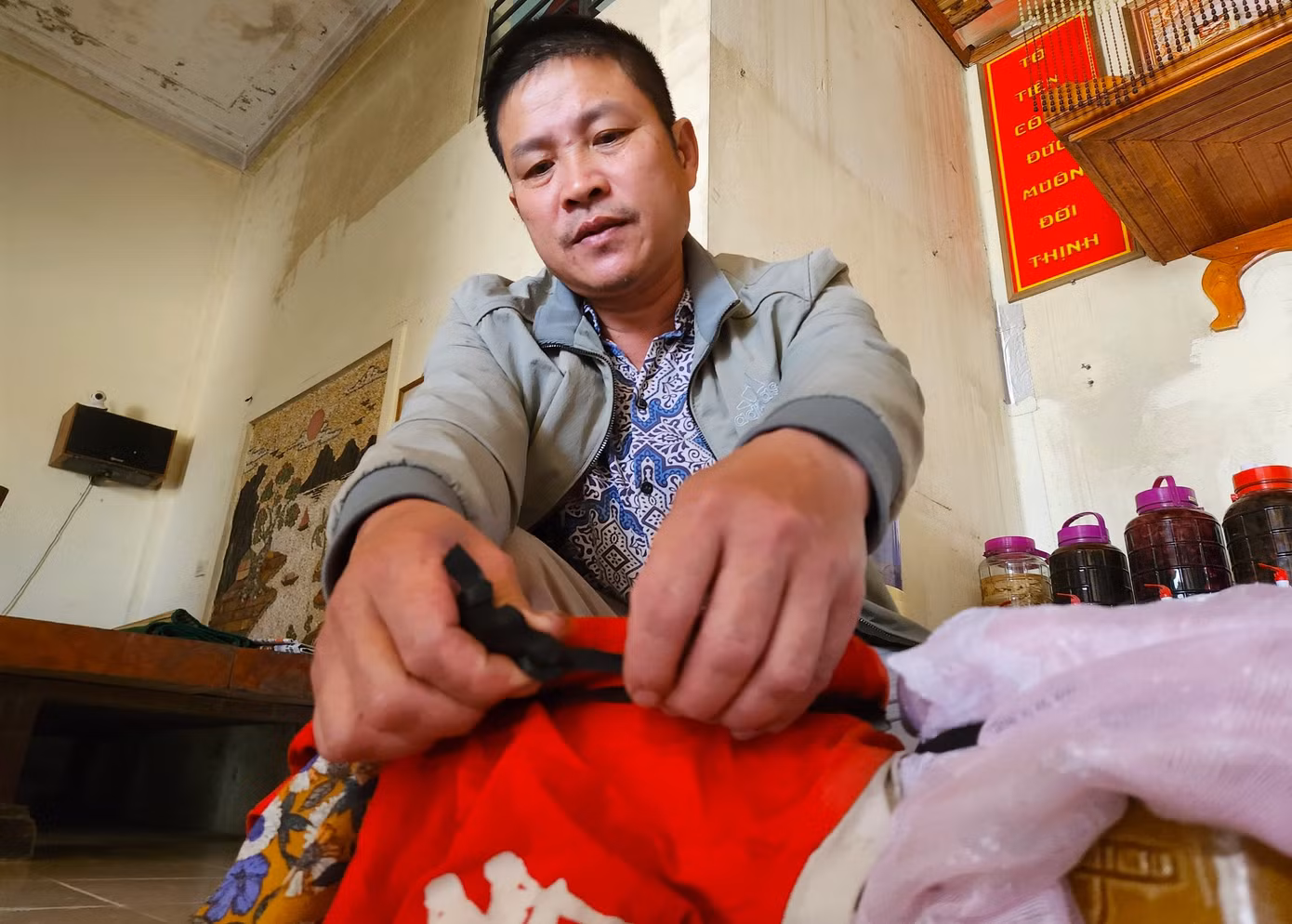 Anh Nguyễn Anh Ngọc (49 tuổi, trú xã Châu Nhân) cho hay ruốc rươi rất được khách ưa chuộng. Gia đình anh muối hũ nào chín chỉ bán vài ngày là hết. Ngoài khách địa phương mua, nhiều khách ở xa gọi điện đặt hàng đều được anh ngọc đóng gói, bọc cẩn thận rồi gửi xe cho khách. "Ruốc rươi càng để lâu càng dậy mùi thơm nên có thể để quanh năm mà không sợ hư hỏng. Khách rất thích ruốc rươi, có nhiều thời điểm hàng không có để bán vì không có rươi tươi để muối", anh Nguyễn Anh Ngọc chia sẻ.