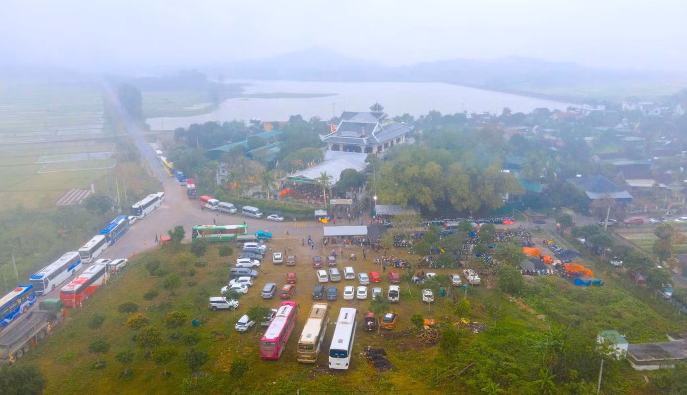 Chùa Viên Quang (Nghệ An) vừa tổ chức Đại lễ cầu Quốc thái dân an và làm lễ phóng sinh hơn 10 tấn cá xuống dòng sông Lam những ngày đầu năm mới.