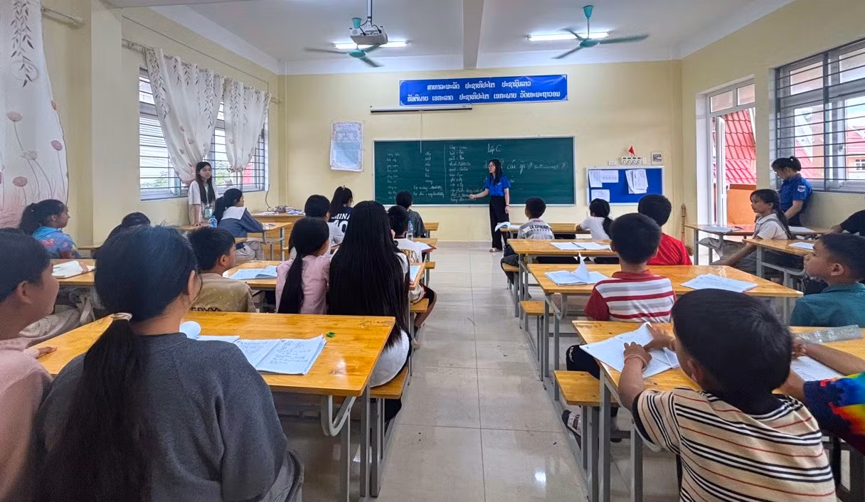 Tại nước bạn Lào, 20 đoàn viên thanh niên trường Đại học Vinh đã chia thành 4 đội hình để mở nhiều lớp dạy chữ miễn phí cho các cán bộ, người dân và học sinh trên địa bàn huyện Phu Cut, Pha Xay và thành phố Phonsavan tỉnh Xiêng Khoảng (Lào).