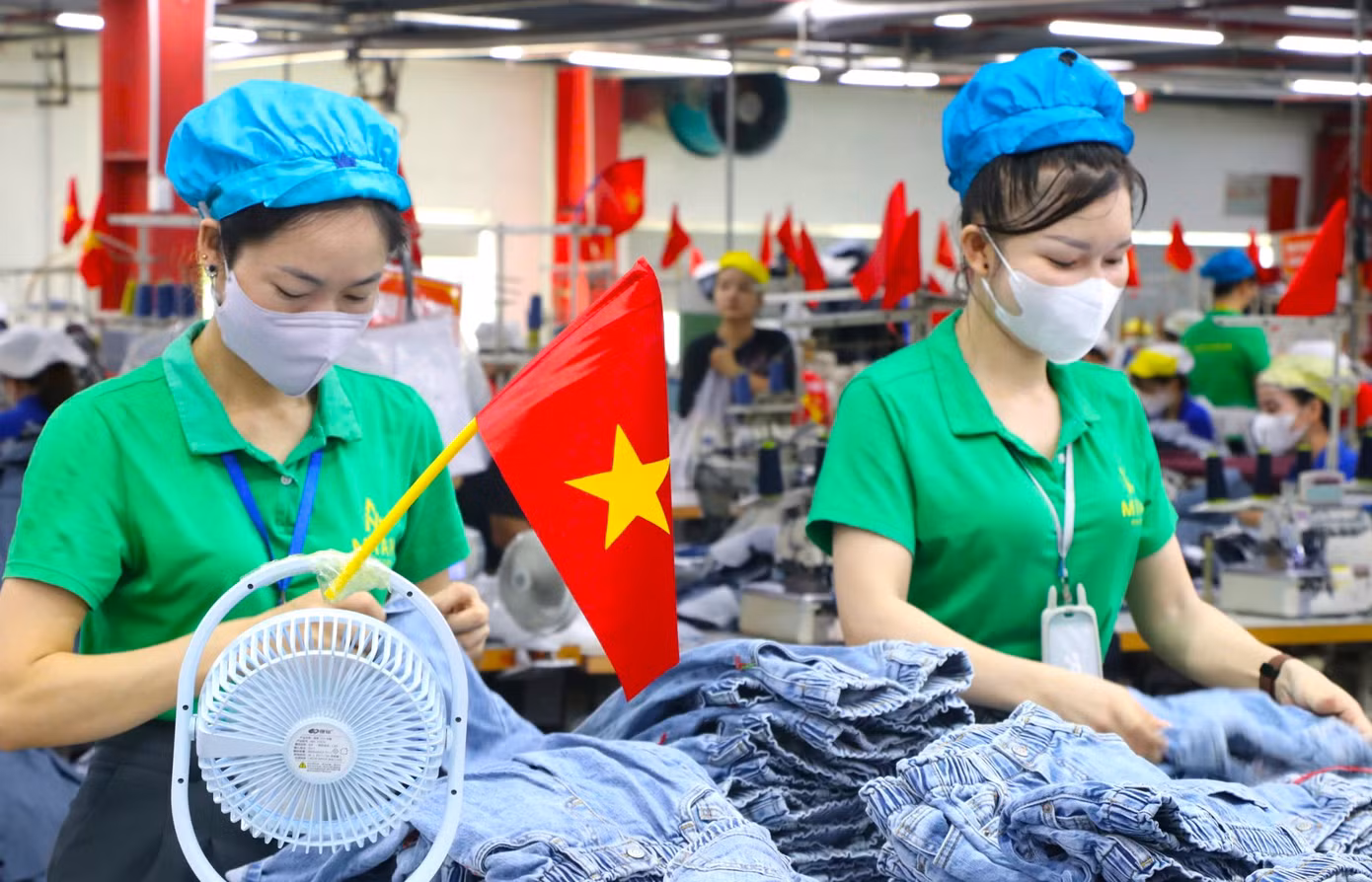 Không chỉ treo trên các cột của khu xưởng, cờ Tổ quốc còn được các công nhân cắm ngay trên từng máy may để chào mừng ngày lễ trọng đại của đất nước.