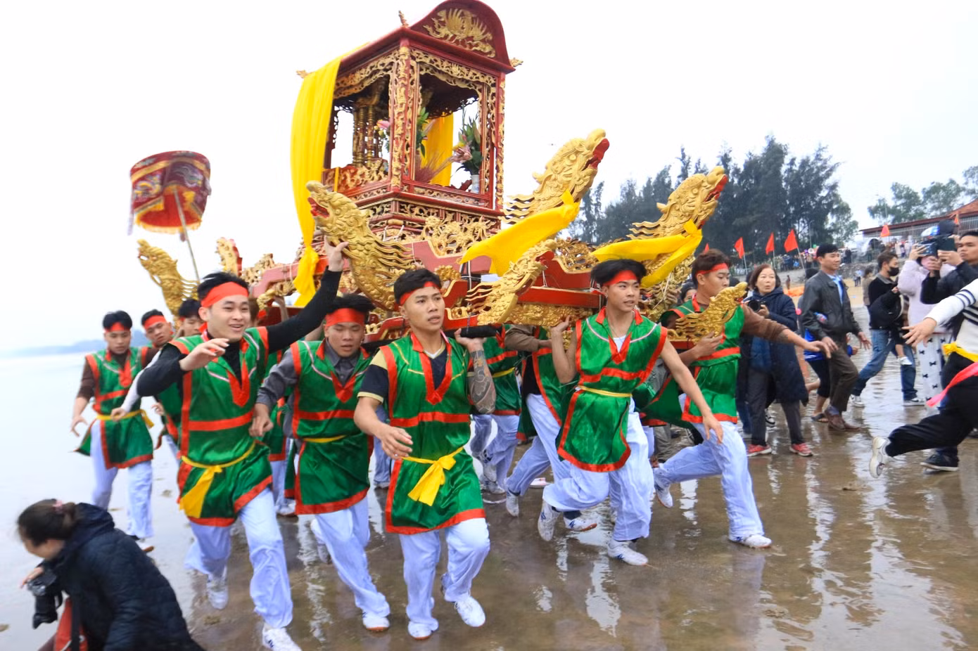 Sau các nghi lễ, các đoàn rước tiếp tục rước kiệu đi vào Đền Cờn ngoài. Đây là một trong những phần lễ được du khách và người dân mong đợi và thích thú nhất.