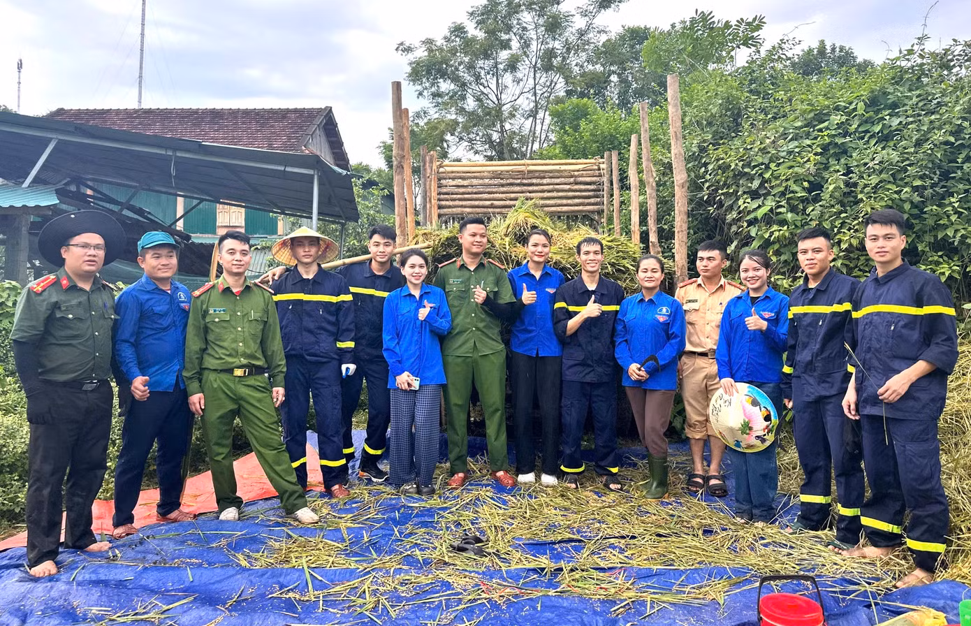 Hoạt động thể hiện tinh thần xung kích, tình nguyện của đoàn viên, thanh niên trong việc giúp nhân dân thu hoạch lúa vụ Hè Thu, phòng tránh thiệt hại do cơn bão số 3 gây ra.