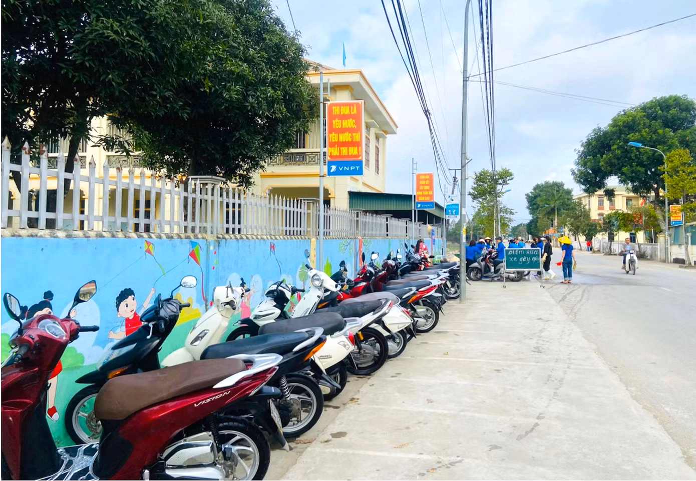 Những ngày qua, trước cổng Trường mầm non Quỳnh Thạch (xã Quỳnh Thạch, huyện Quỳnh Lưu, tỉnh Nghệ An) tấp nập khách hàng đến rửa xe. Nơi đây vừa được các nữ đoàn viên là giáo viên trong trường lập ra một “tiệm” rửa xe đặc biệt để gây quỹ từ thiện.