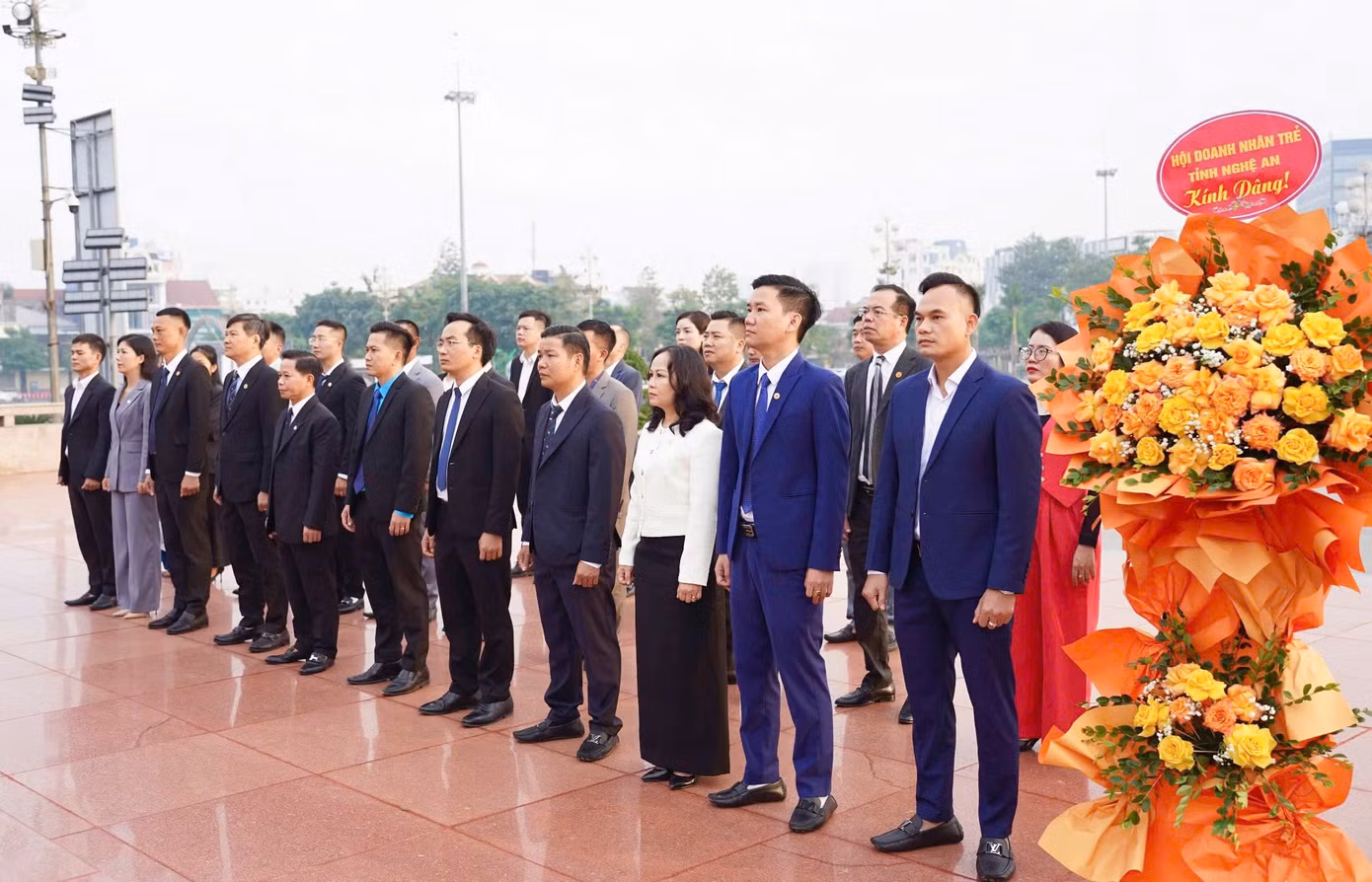 Trước khi diễn ra Đại hội, Đoàn đại biểu Đại hội Hội Doanh nhân trẻ tỉnh Nghệ An lần thứ V, nhiệm kỳ 2024 - 2029 đã tiến hành dâng hoa, dâng hương báo công với Bác tại Quảng trường Hồ Chí Minh.