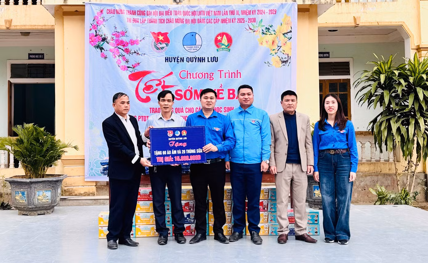 Tại chương trình, Huyện Đoàn - Hội LHTN - Hội đồng Đội huyện Quỳnh Lưu đã trao tặng 80 suất quà, mỗi suất trị giá 500 nghìn đồng cho các hộ nghèo, hộ có hoàn cảnh khó khăn tại xã Nậm Giải và 60 chiếc áo ấm, 20 thùng sữa cho các em học sinh có hoàn cảnh khó khăn tại trường Phổ thông dân tộc bán trú TH&amp;THCS Nậm Giải với tổng trị giá gần 60 triệu đồng.