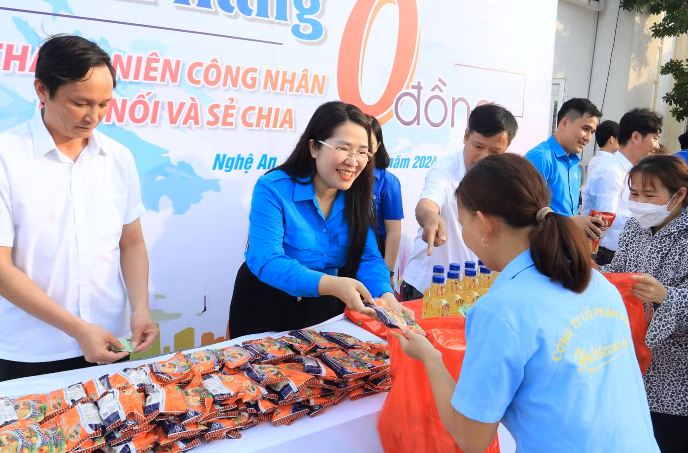 Các đại biểu trao tặng hơn 100 suất quà ý nghĩa tại gian hàng 0 đồng đến những công nhân của công ty.