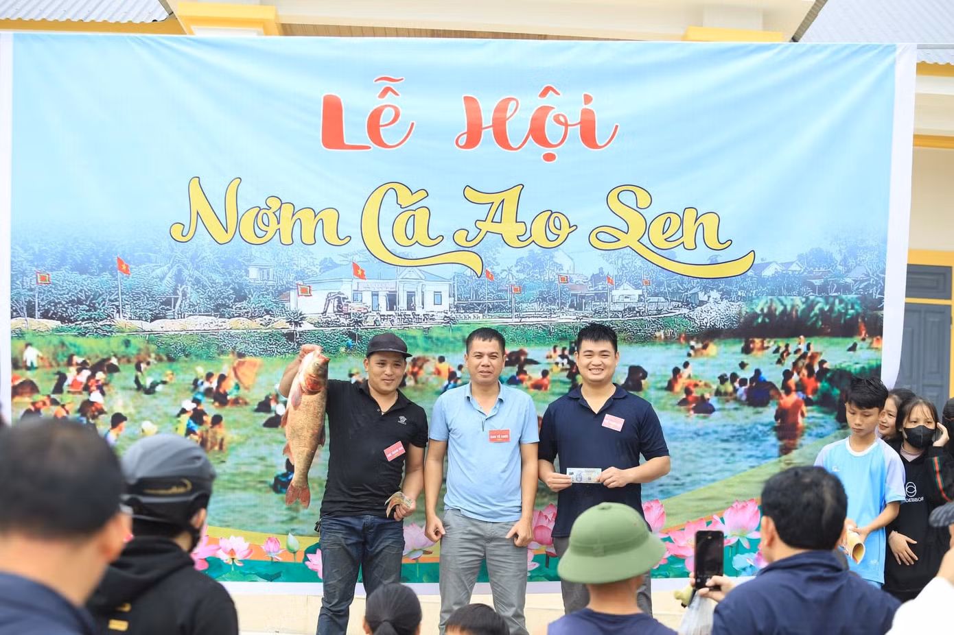 Cuối lễ hội, Ban tổ chức đã trao giải thưởng 500 nghìn đồng cho nơm thủ bắt được con cá nặng trên 1,5kg đầu tiên và giải thưởng 700 nghìn cho một nơm thủ bắt được con cá có trọng lượng lớn nhất với 4,6kg.