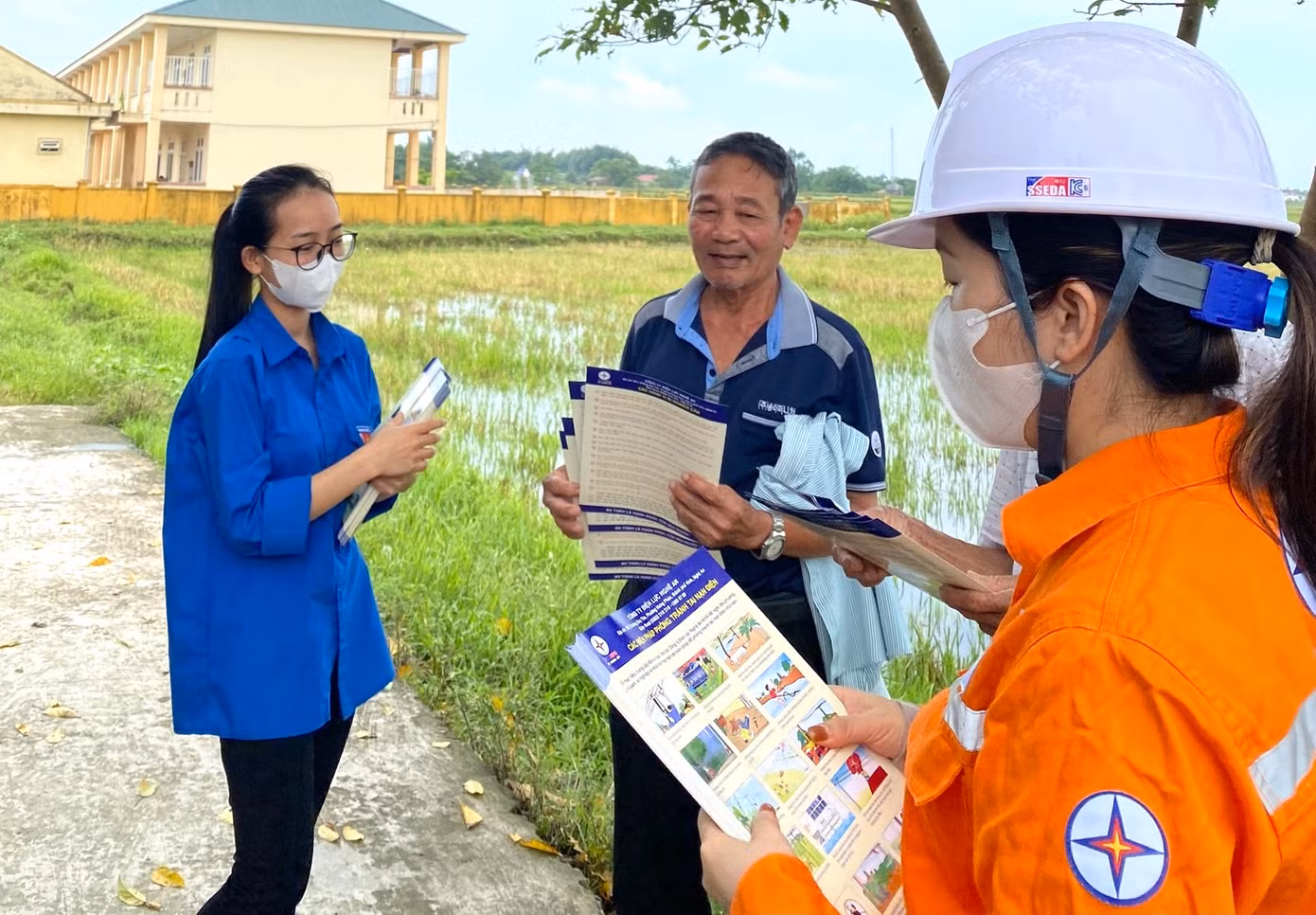 Bên cạnh việc phát quang hành lang lưới điện, lực lượng đoàn viên cùng cơ quan điện lực đã triển khai tuyên truyền an toàn sử dụng điện đến tận các hộ gia đình bằng nhiều hình thức khác nhau như in tờ rơi, tập huấn, loa phát thanh....
