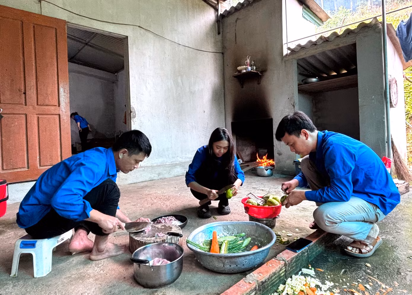 Nhằm động viên, chia sẻ những khó khăn nhọc nhằn mà lực lượng thi công cột điện cao thế 500kV đang phải trải qua, các đoàn viên thanh niên xã Khánh Sơn (huyện Nam Đàn) cùng cán bộ Tỉnh Đoàn Nghệ An tổ chức nấu bữa cơm công trường tình nguyện.