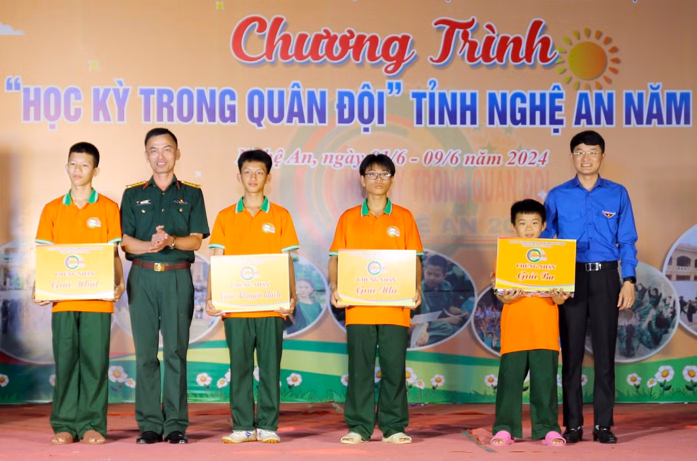 Đại diện Ban tổ chức chương trình trao giải cuộc thi "Video khoảnh khắc chiến sĩ nhí" diễn ra trong học kỳ.