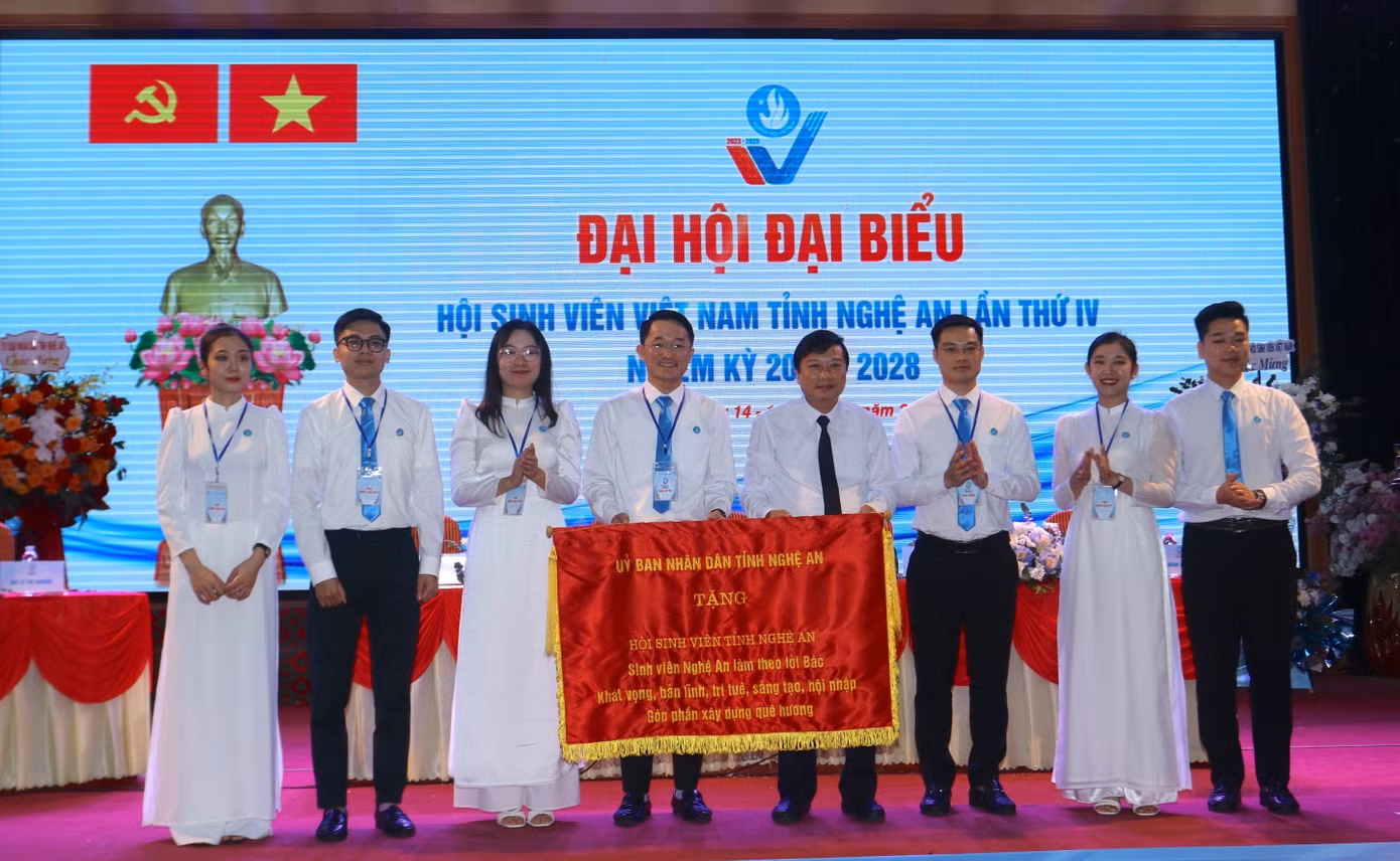 Trao tặng bức trướng của UBND tỉnh tới Hội Sinh viên Việt Nam tỉnh Nghệ An.