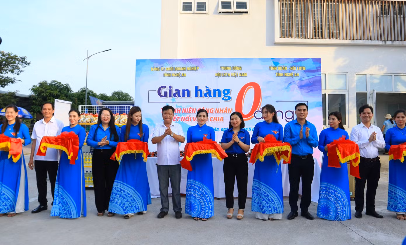 Tại Ngày hội Thanh niên công nhân năm 2024, các đại biểu đã cắt băng khánh thành gian hàng 0 đồng dành cho công nhân của công ty CP May Halotexco.