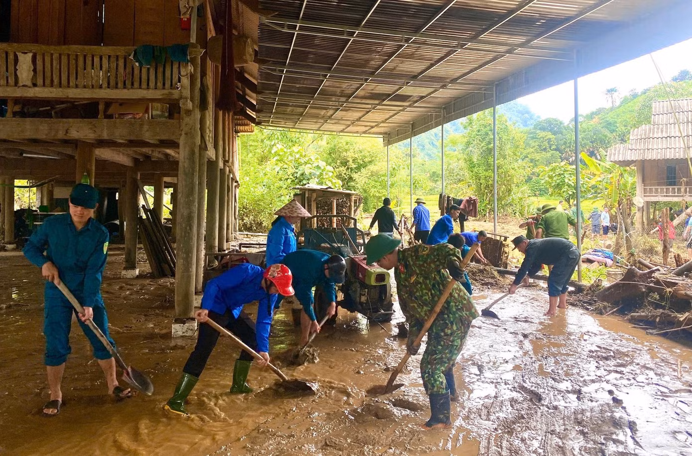 Màu xanh tình nguyện lau chùi cho các hộ dân bị bùn đất tràn vào nhà ở xã Tri Lễ (huyện Quế Phong, Nghệ An).