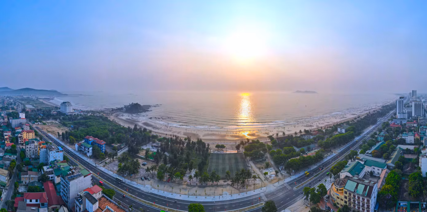 Về với Cửa Lò ngày nay, du khách sẽ thấy một đô thị biển khác xưa khi có một không gian bãi biển thoáng đãng, một bãi biển trong lành, sạch đẹp.