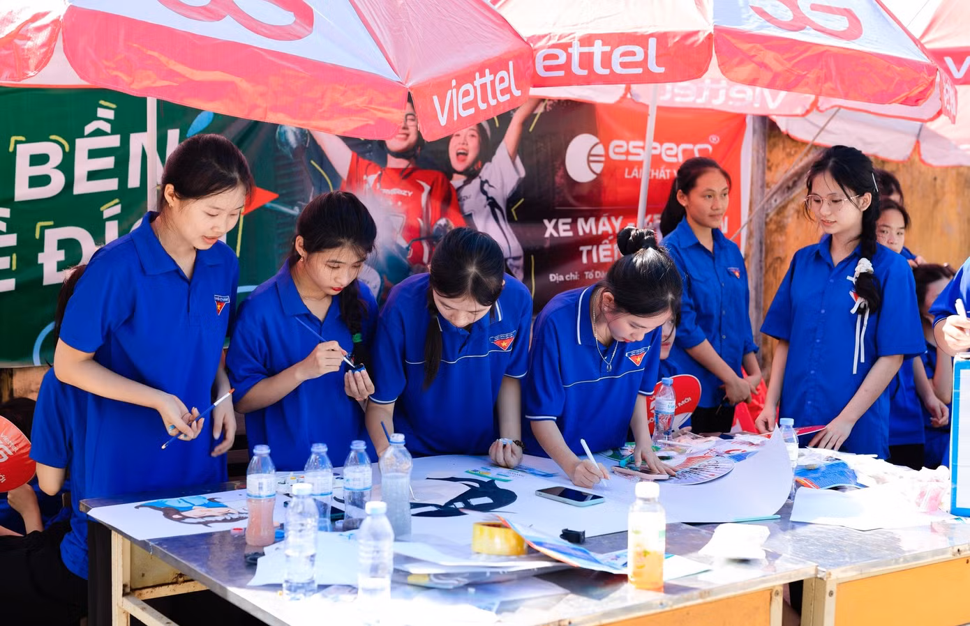 Ngoài việc hỗ trợ thí sinh, các nữ đoàn viên tại điểm thi trường THPT Anh Sơn 1 (huyện Anh Sơn, Nghệ An) còn vẽ nhiều bức tranh, lời động viên để cổ vũ tinh thần, giúp các sĩ tử có thêm niềm tin chiến thắng trong kỳ thi. Ảnh: Rạng Đông