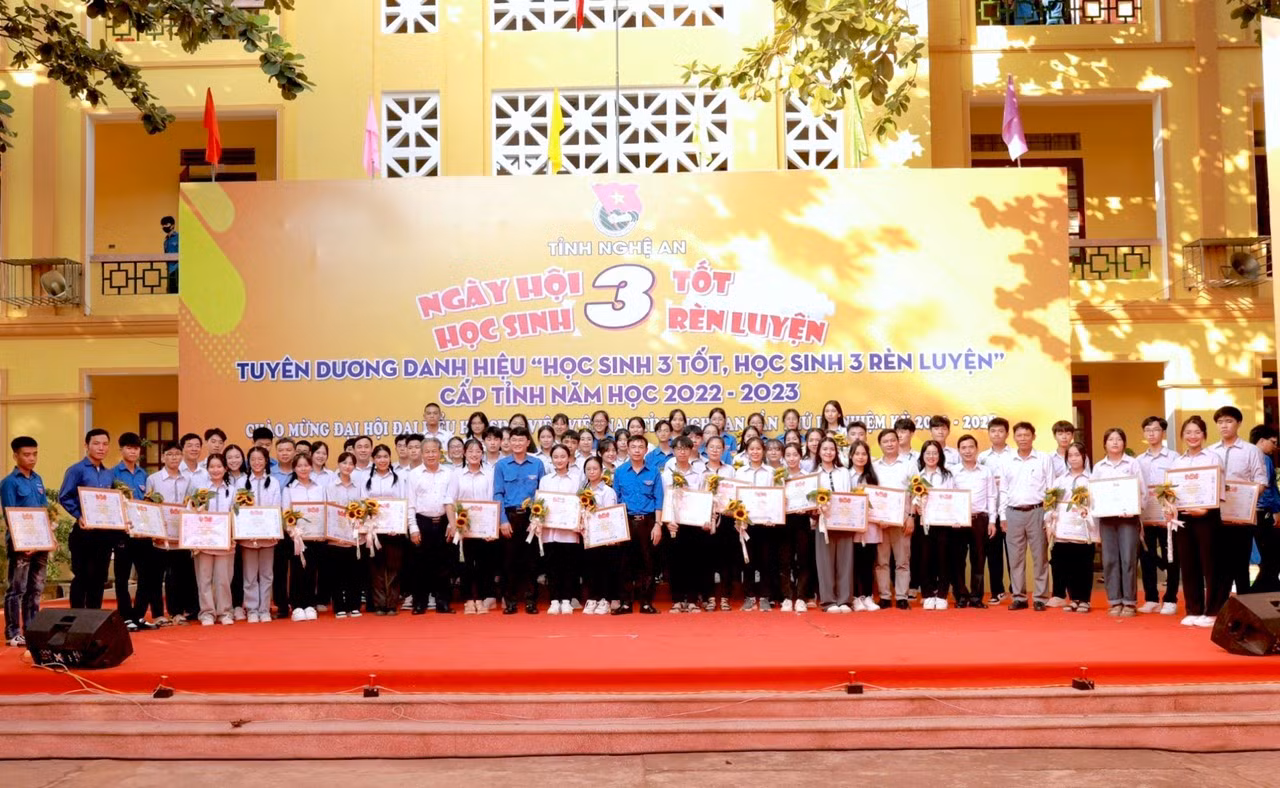 Ban Thường vụ Tỉnh Đoàn đã tuyên dương 65 em học sinh, đại diện cho 191 em học sinh đạt danh hiệu "Học sinh 3 tốt, Học sinh 3 rèn luyện" cấp tỉnh năm học 2022-2023.
