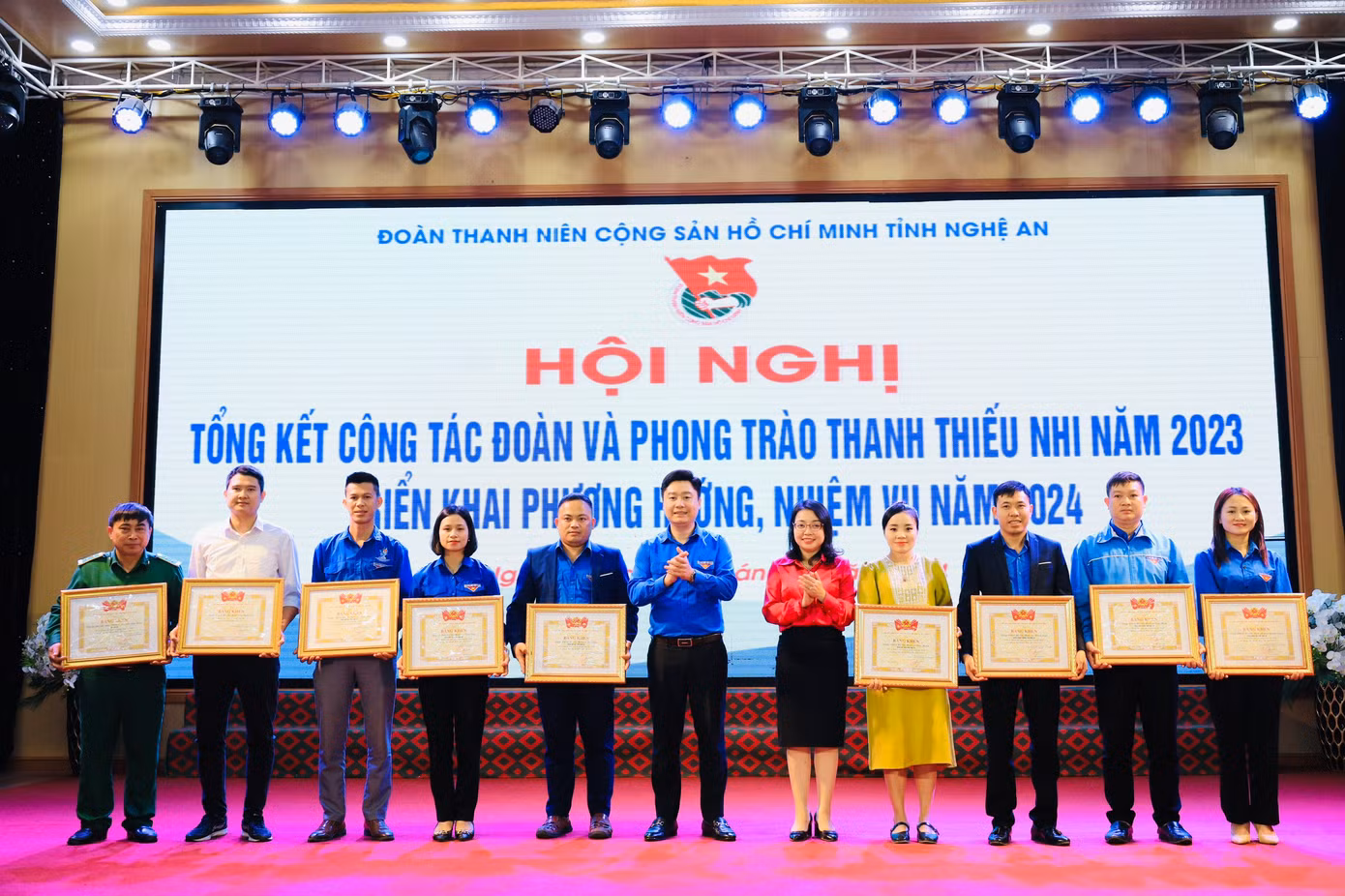 Trao tặng Bằng khen của T.Ư Đoàn cho các tập thể có thành tích xuất sắc trong công tác Đoàn năm 2023.
