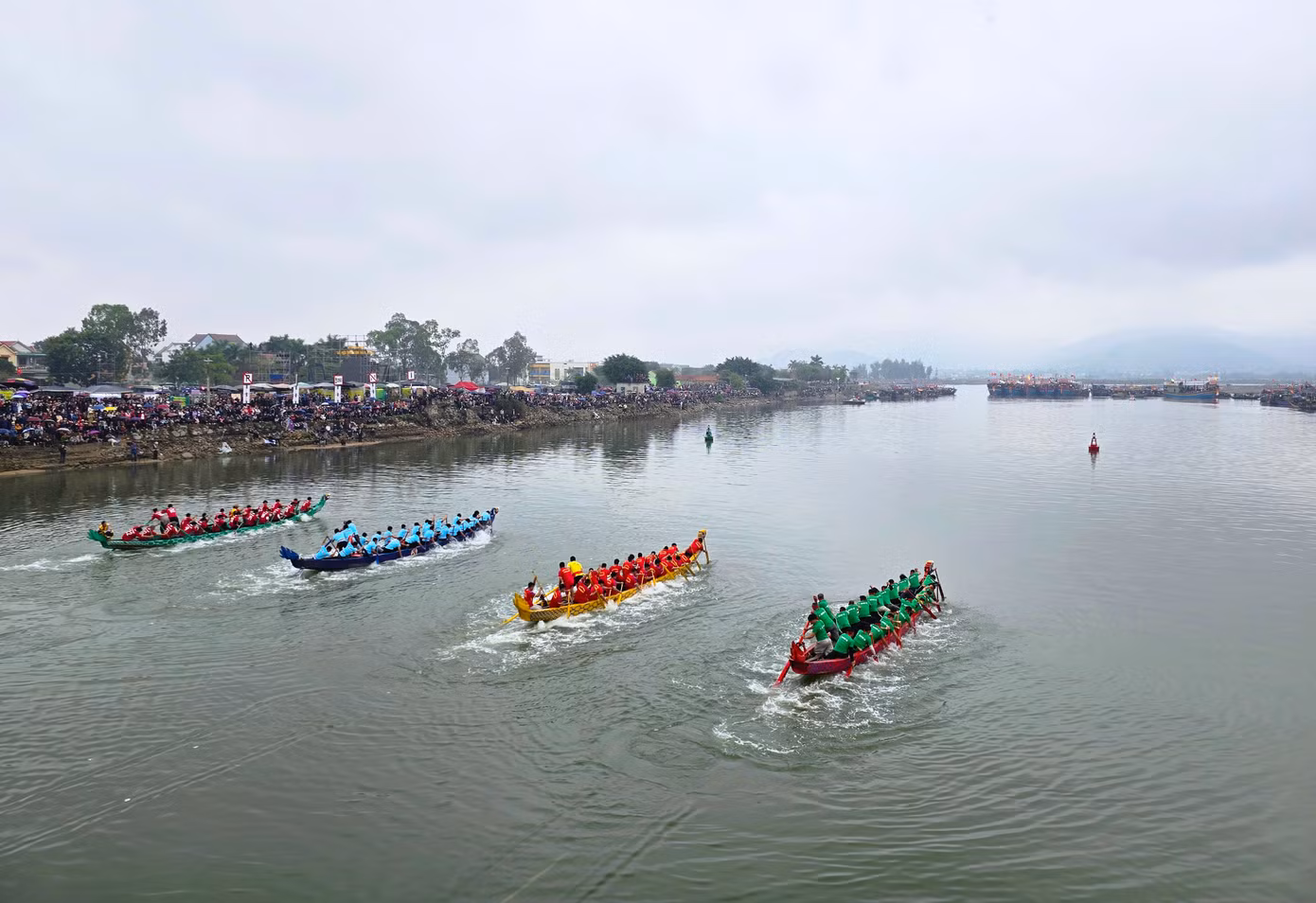 Trưa 18/2, Giải đua thuyền truyền thống được tổ chức trên sông Mai Giang (phường Quỳnh Phương, thị xã Hoàng Mai, Nghệ An). Đây là một trong những hoạt động hấp dẫn nằm trong khuôn khổ Lễ hội Đền Cờn và thu hút hàng vạn du khách đến xem, cổ vũ. Giải đua thuyền không chỉ để thể hiện tinh thần đoàn kết mà còn là dịp để các đội, các tay đua “khoe” sức mạnh, kinh nghiệm.