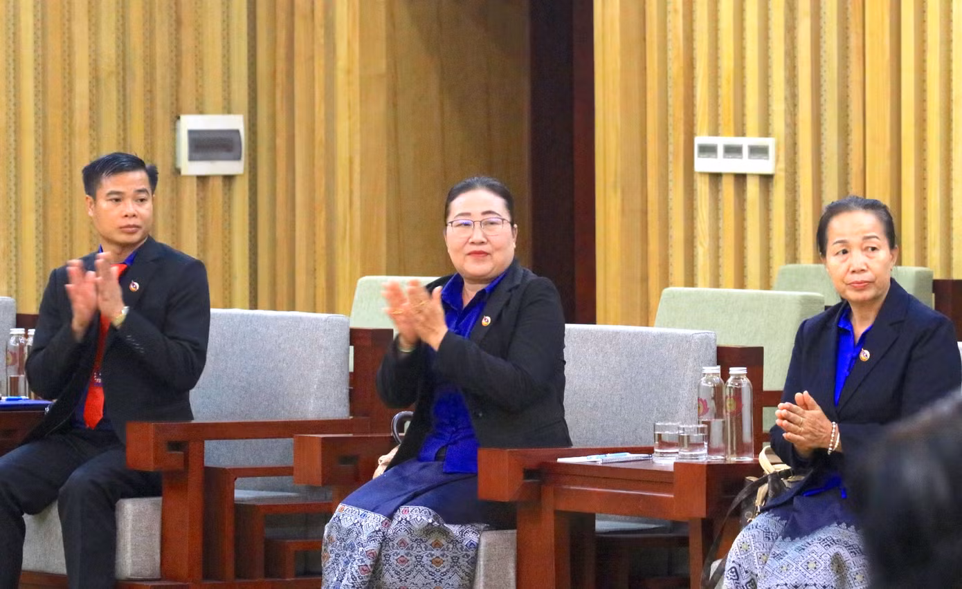 Các đại biểu tỉnh Nghệ An và Đoàn đại biểu T.Ư Đoàn Thanh niên Nhân dân cách mạng Lào tại buổi gặp gỡ.