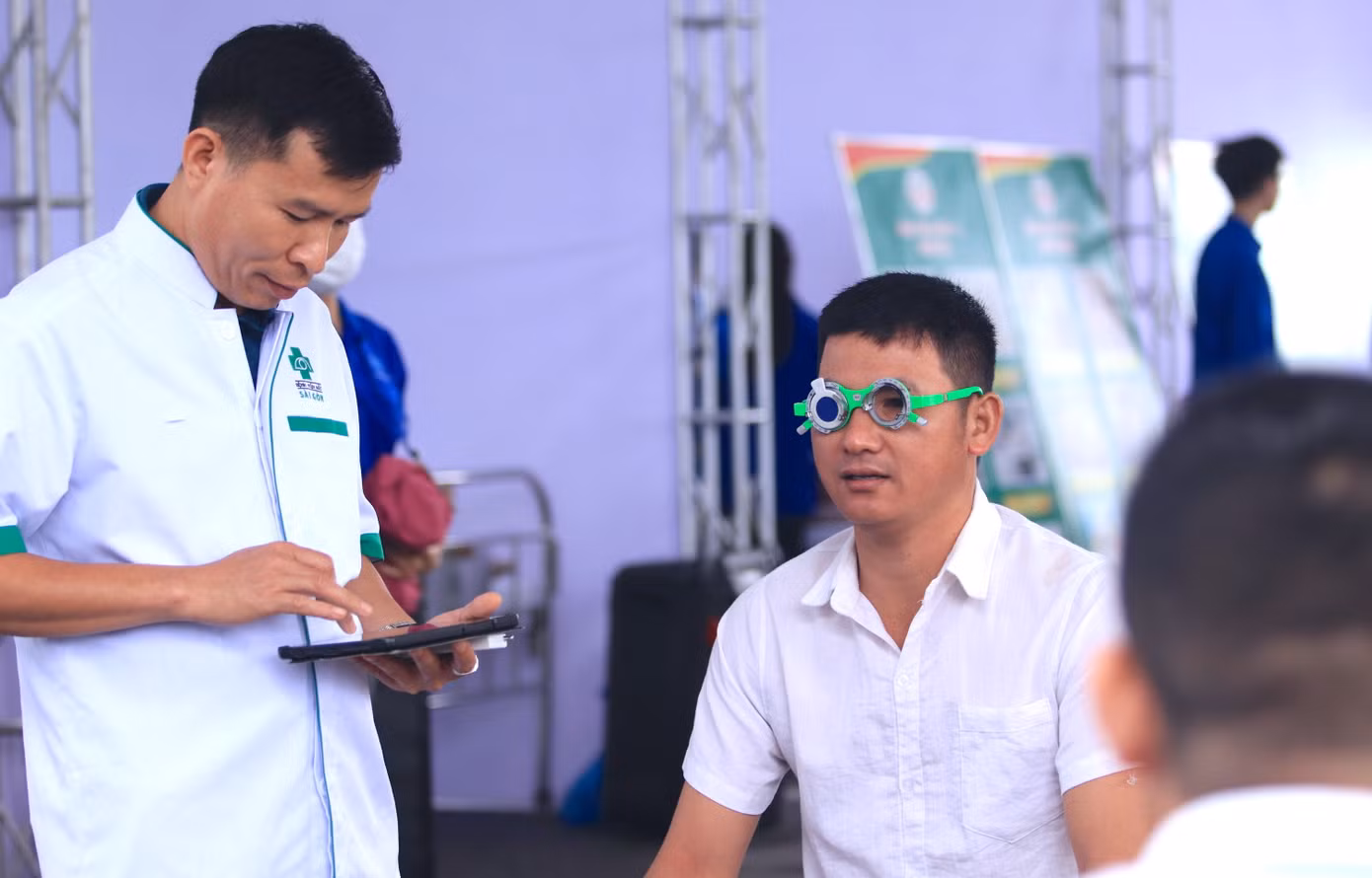 “Chương trình hôm nay rất ý nghĩa. Đến đây chúng tôi được khám tổng quát và chuyên sâu. Các y, bác sĩ rất tận tình, các tình nguyện viên thì nhiệt tình hướng dẫn. Sau khi khám, chúng tôi còn được tư vấn, tặng quà, phát thuốc miễn phí nữa”, anh Nguyễn Văn Tình (trú huyện Quỳnh Lưu, Nghệ An) chia sẻ.