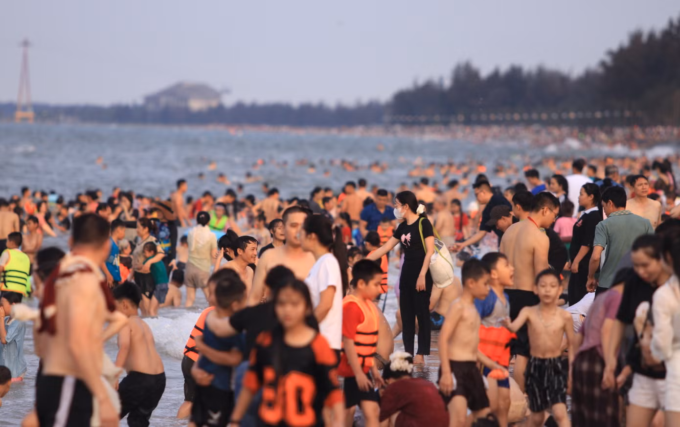 Bờ cát biển Cửa Lò chật kín du khách.