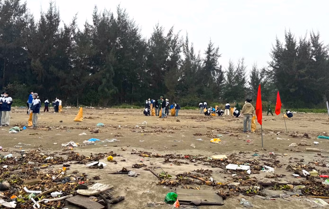 Thời gian qua, mưa gió nên dọc bãi biển đoạn qua xã Văn Hải xuất hiện một lượng rác thải lớn ứ đọng trên bờ biển gây ra tình trạng ô nhiễm và mất cảnh quan môi trường. Thời gian qua, mưa gió nên dọc bãi biển đoạn qua xã Văn Hải xuất hiện một lượng rác thải lớn ứ đọng trên bờ biển gây ra tình trạng ô nhiễm và mất cảnh quan môi trường.