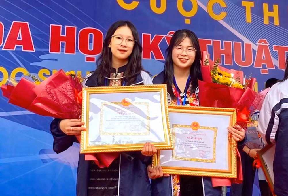 Hà Anh đạt nhiều giải thưởng khoa học kỹ thuật cấp trường, cấp tỉnh và cấp quốc gia.