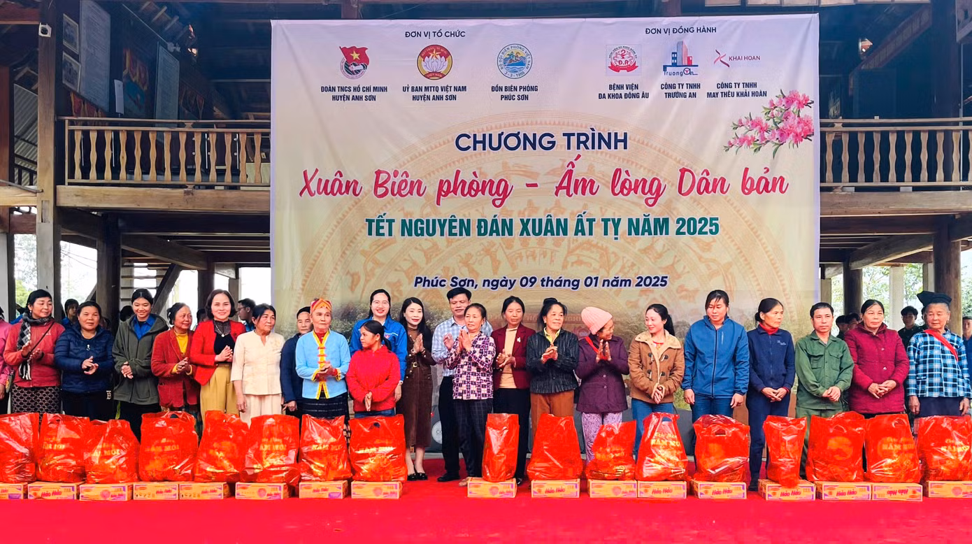 Tại chương trình, ban tổ chức đã trao tặng 146 suất quà với mỗi suất quà trị giá 500.000 đồng cho các gia đình có hoàn cảnh khó khăn tại 4 Bản Vều. Tặng 595 bộ quần áo trẻ em trị giá gần 90 triệu đồng; 200 chiếc áo trị giá 15 triệu đồng; 100 suất quà cho các thiếu nhi có hoàn cảnh khó khăn trị giá 20 triệu đồng; 500 con gà giống cho 10 hộ gia đình trị giá 5 triệu đồng của Hội Nông dân Huyện.