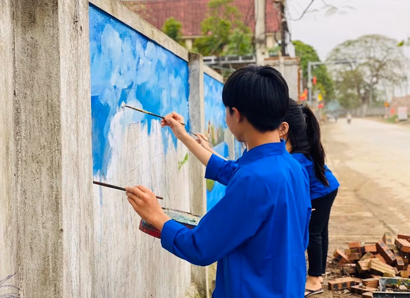 Anh Lê Văn Dũng - Phó Bí thư Huyện Đoàn Thanh Chương cho biết, gần 100 đoàn viên thanh niên được huy động để thực hiện công trình "Con đường bích họa". Chủ đề được chọn để vẽ lên những bức tường là các danh lam thắng cảnh, phong cảnh quê hương trên mọi miền Tổ quốc. Để các bức tranh đẹp và có hồn nhằm quảng bá danh lam thắng cảnh đất nước, đơn vị phải thuê thêm một số thợ chính để cùng đoàn viên thực hiện vẽ tranh.