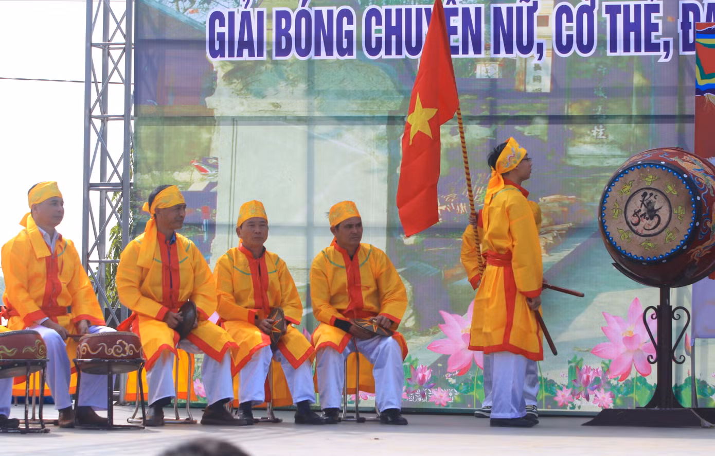 Các đội thi tham gia tùy theo số lượng dụng cụ sẽ có từ 8 đến 20 người. Trong đó gồm người xướng lễ, người phụ trách trống cả, trống con, chiêng, nao, bạt. Một số đội thi có thêm người phụ trách kèn, cờ, làm lễ....
