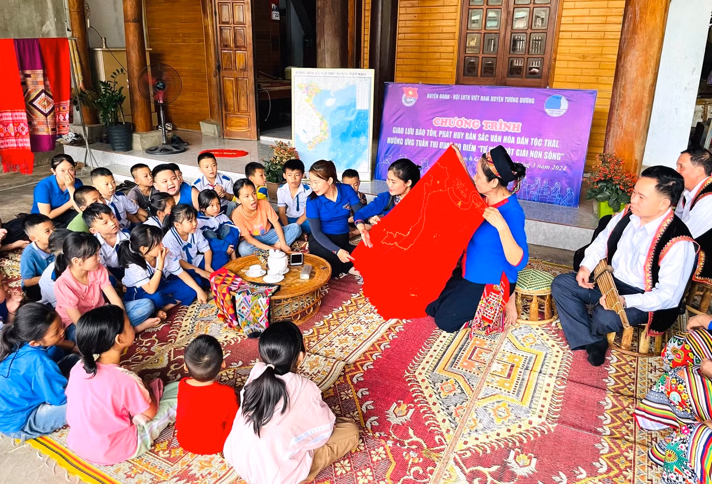 Đặc biệt, trong chương trình, các đoàn viên thanh niên thị trấn Thạch Giám, huyện Tương Dương đã tổ chức thêu bản đồ Việt Nam bằng sợi vải thổ cẩm.