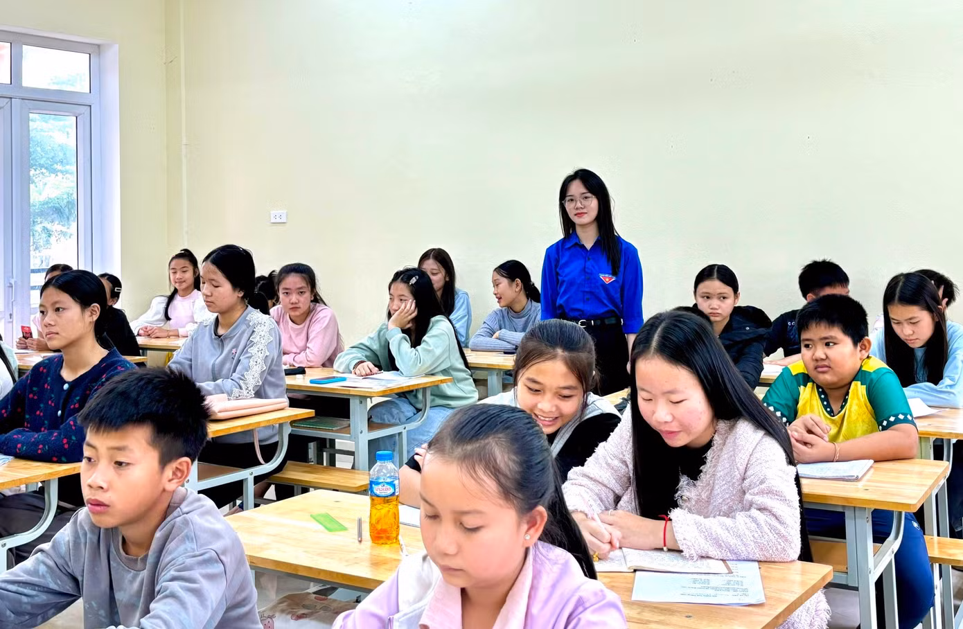 Trong đợt tình nguyện quốc tế kéo dài gần 1 tháng tại Lào, Lương Thị Vân Anh (Sinh viên năm thứ 4, Khóa 62 Khoa Công tác xã hội trường Đại học Vinh) được phân công tham gia dạy tiếng Việt cho các cán bộ tại Sở Tài chính và Sở Giao thông vận tải (Lào). Là người dân tộc Thái nên Vân Anh hiểu biết được tiếng nói của người Lào. Chính vì vậy, Vân Anh có thể dễ dàng truyền đạt tiếng Việt cho các cán bộ, người dân tại nước Lào. Ngoài dạy tiếng Việt cho cán bộ tại các sở, Vân Anh còn hỗ trợ dạy tiếng Việt cho các em học sinh từ tiểu học đến trung học cơ sở. "Thông qua Tỉnh Đoàn Xiêng Khoảng, chúng em mở lớp để mọi người đăng ký. Mọi người thích học tiếng Việt lắm nên lớp học lúc nào cũng đông từ 20-30 người. Ở các sở ngành, các cán bộ học để sau này sang Việt Nam công tác, du lịch. Còn các em học sinh học tiếng Việt để sau này sang du học, đi chơi cùng gia đình", Vân Anh nói và cho hay, mọi người rất thích và ham học tiếng Việt.