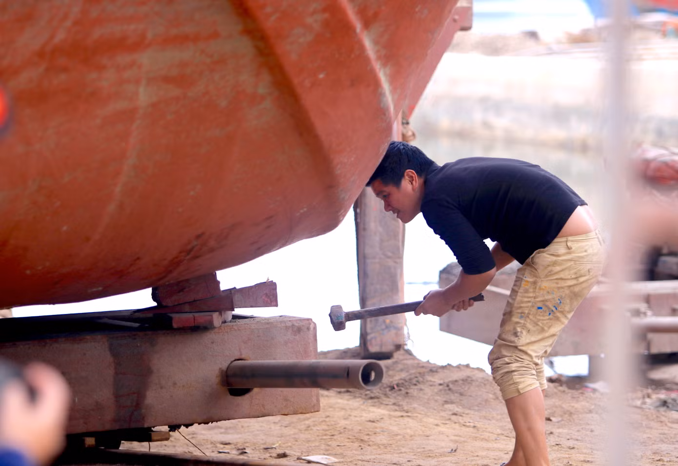 Với các tàu cá công suất lớn nặng hàng trăm tấn, những người thợ phải kê thân tàu chắc chắn để đảm bảo an toàn trong quá trình sửa chữa.