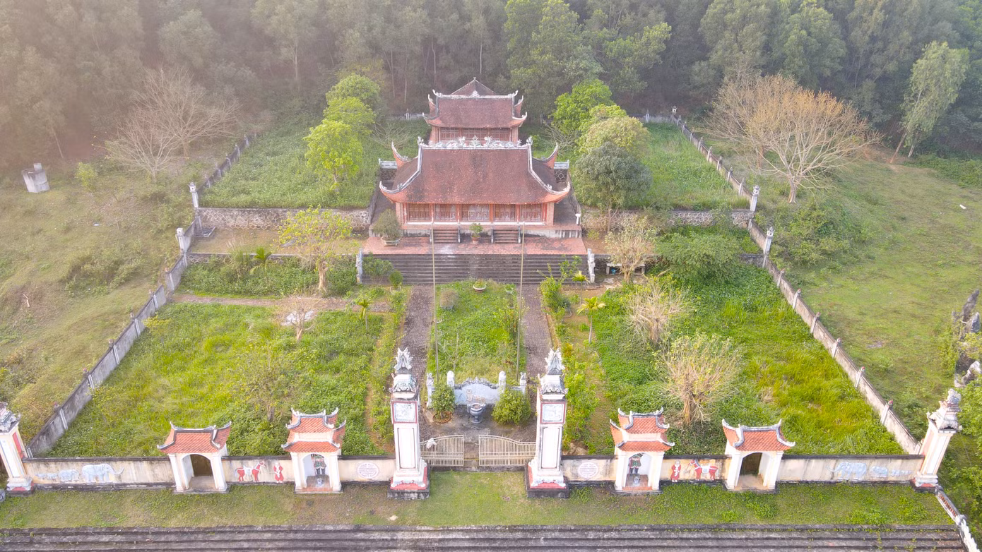 Một ngôi đền dưới chân núi Lam Thành đóng cổng không có người trông coi.