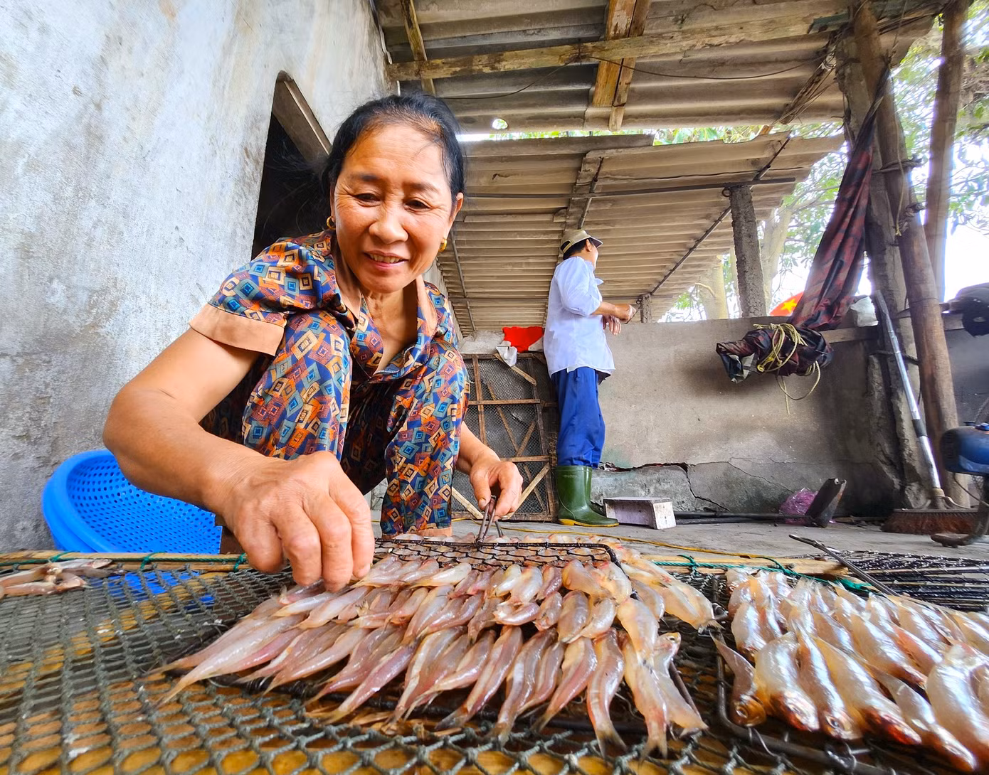 Những con cá nhỏ được xếp ngay ngắn trên khay để việc nướng dễ dàng hơn và cá chín nhanh hơn.