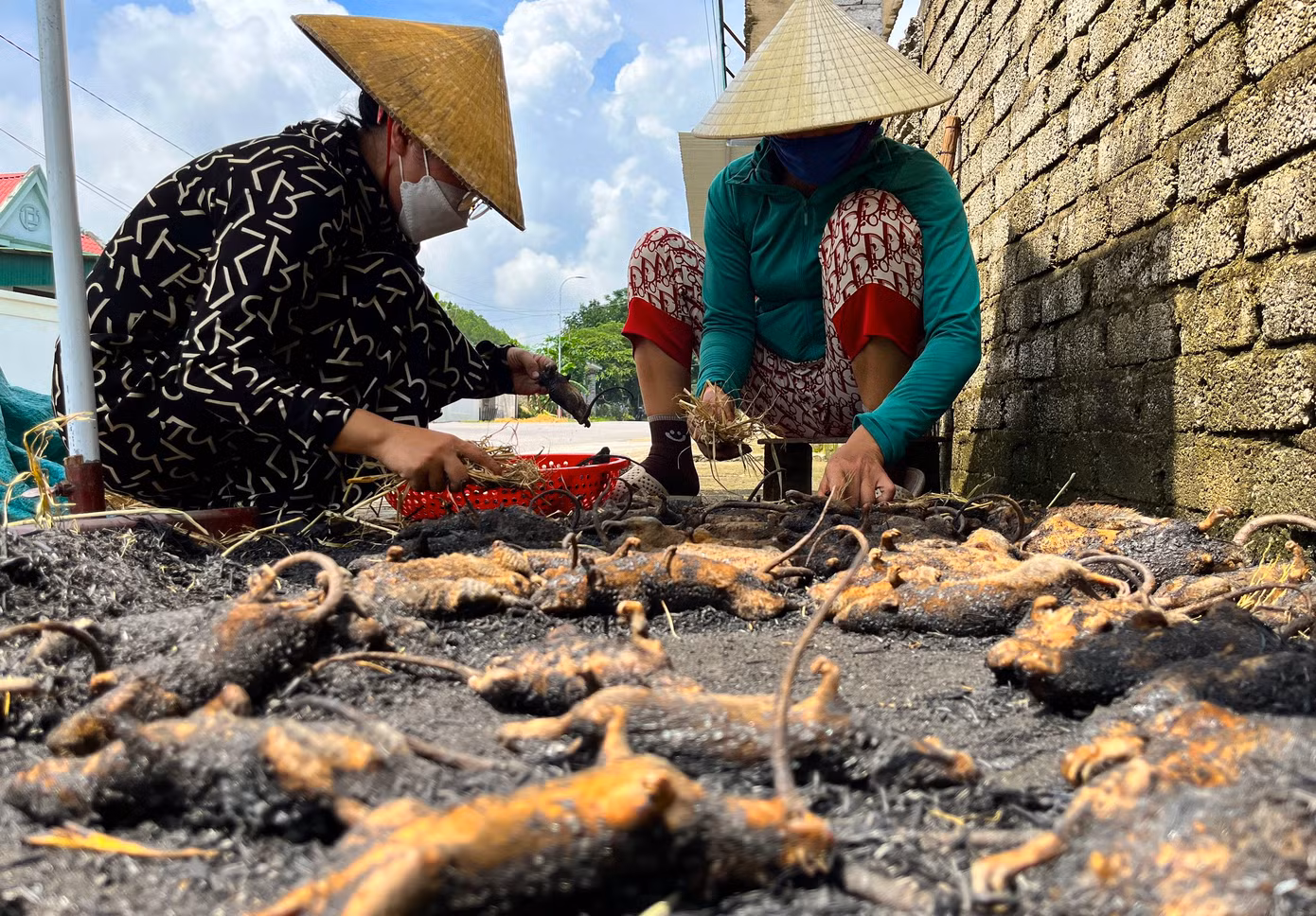 “Bắt chuột không khó. Làm thịt chuột cũng không khó, nhưng cần có chút kinh nghiệm để làm được con chuột sạch nhất mà không nghe mùi. Phụ nữ ở đây không chỉ biết làm thịt mà hầu như ai cũng có thể chế biến được các món đặc sản từ chuột”, chị Nguyễn Thị Phượng (42 tuổi) chia sẻ.